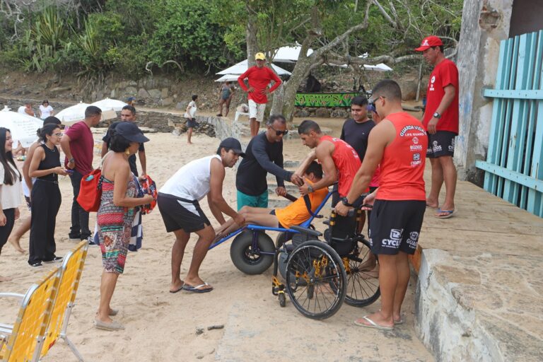 Búzios quebra barreiras: Acesso inédito à Praia da Azeda para pessoas com mobilidade reduzida