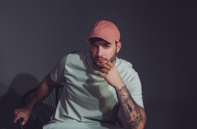 Cantor Thiago Yyoo lança hit provocante do verão ‘Eu Shippo’ que desafia padrões amorosos
