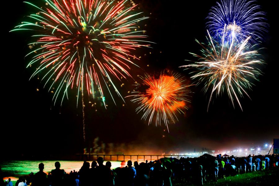 Queima de fogos dá início a programação de verão em Rio das Ostras