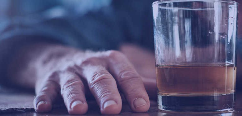 Você sabia que o consumo excessivo de álcool pode desencadear necrose do fêmur e problemas no quadril? Entenda as razões
