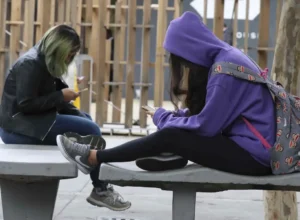 Rio quer ampliar proibição de celular na escola; pedagogos questionam
