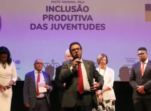 Ministro do Trabalho cobra empresas para melhorarem média salarial