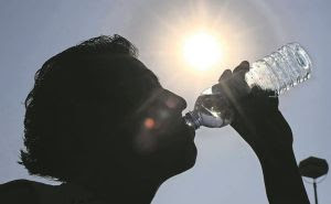 Médica alerta sobre a necessidade do consumo ideal de água para a saúde e sinais de desidratação durante as altas temperaturas
