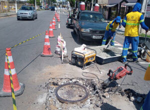 Prefeitura segue com nivelamento dos tampões das vias que recebem novo asfalto