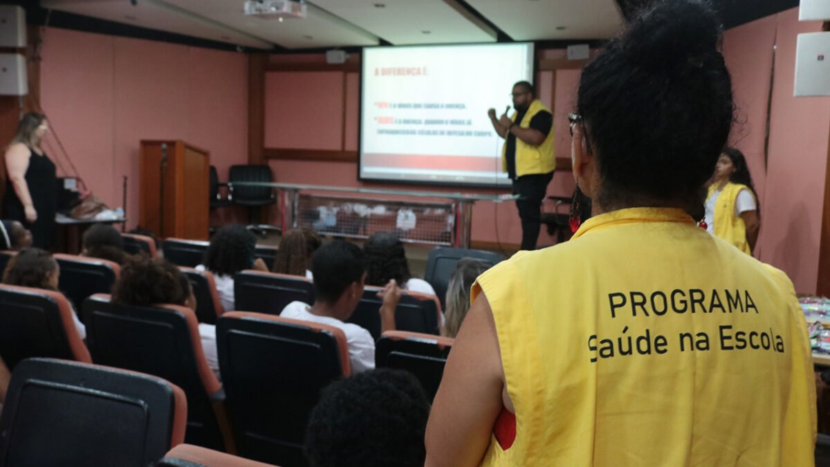 Adolescentes do Serviço de Convivência participam de palestra do Dezembro Vermelho