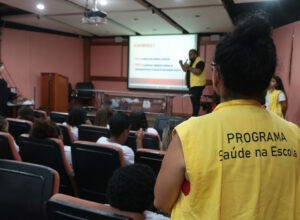 Adolescentes do Serviço de Convivência participam de palestra do Dezembro Vermelho