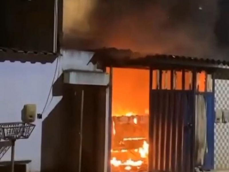 Macaé: Homem põe fogo na casa da ex-companheira com os filhos dentro
