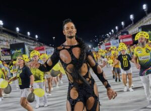 Ousado, John Avelino cai no samba em ensaio técnico na Marquês de Sapucaí