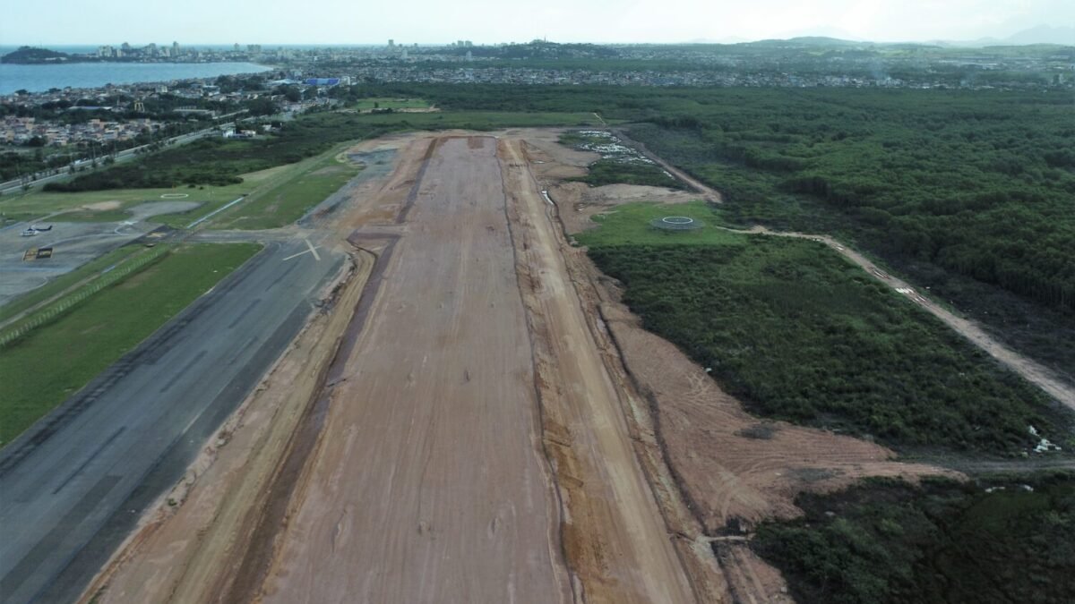 Obra da nova pista do Aeroporto de Macaé alcança 50% de conclusão