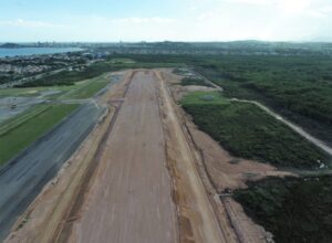 Obra da nova pista do Aeroporto de Macaé alcança 50% de conclusão