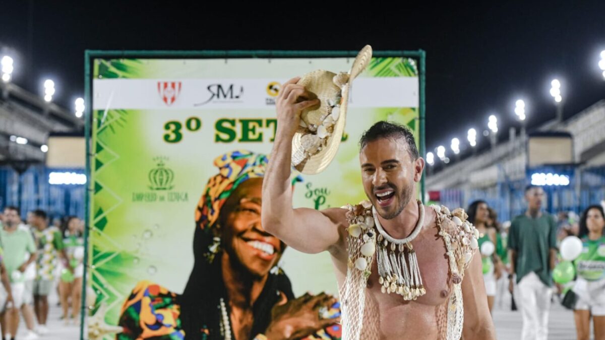 Muso Renny Delmondes encarna pescador em ensaio técnico na Sapucaí