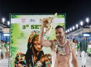Muso Renny Delmondes encarna pescador em ensaio técnico na Sapucaí