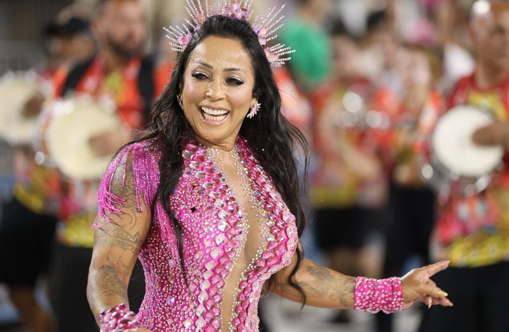 Rose Nascimento brilha em estreia como Rainha de Bateria na Marquês de Sapucaí