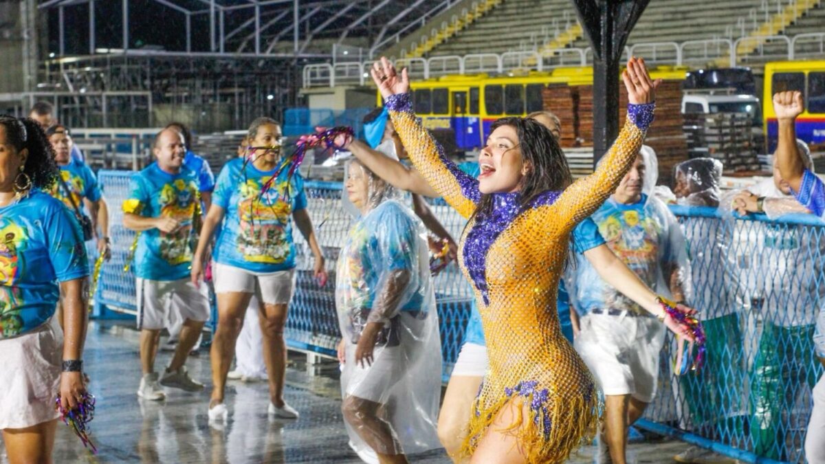 Thay Magalhães ensaia debaixo de chuva na Marquês de Sapucaí