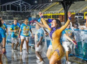 Thay Magalhães ensaia debaixo de chuva na Marquês de Sapucaí