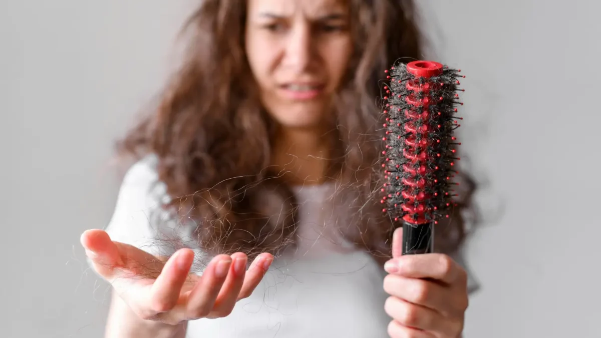Da Genética à Saúde: Explorando as Causas Variadas da Queda de Cabelo em Mulheres