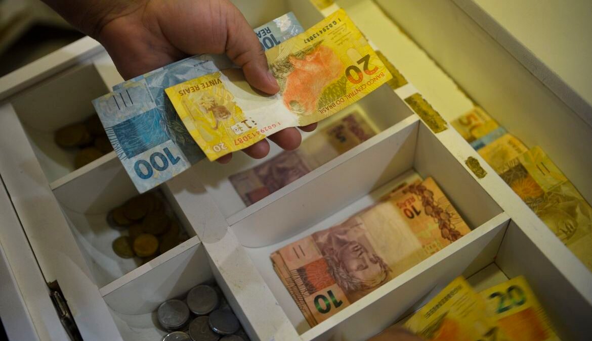 Novo salário mínimo de R$ 1.412 é implementado a partir desta segunda-feira