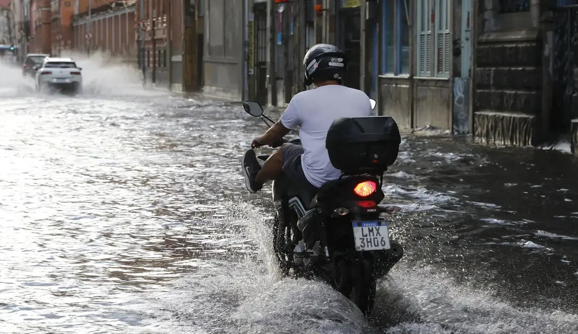 Chuva leva prefeito do Rio a decretar situação de emergência