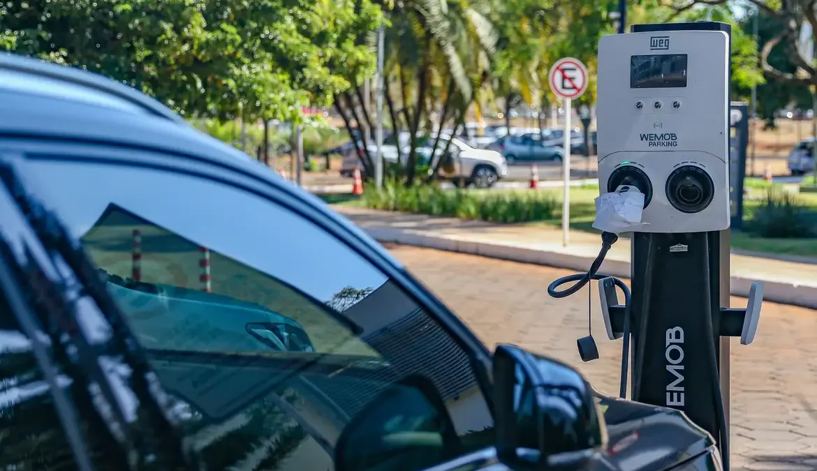 Carros elétricos que estourarem cotas de importação pagarão tarifas