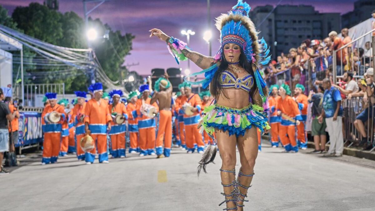 Rose Nascimento estreia como rainha de bateria da Caprichosos de Pilares