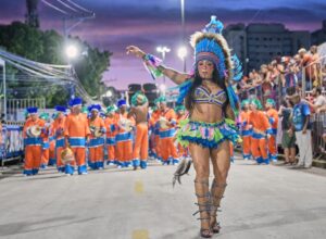 Rose Nascimento estreia como rainha de bateria da Caprichosos de Pilares