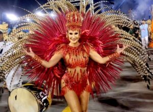 Vanessa Aggio brilha com belíssima fantasia da ‘Cobiça’ no desfile da Camisa 12 em SP