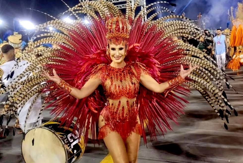 Vanessa Aggio brilha com belíssima fantasia da ‘Cobiça’ no desfile da Camisa 12 em SP
