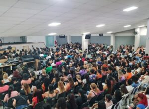 Formação para auxiliares de classe leva cerca de mil pessoas a evento em Cabo Frio