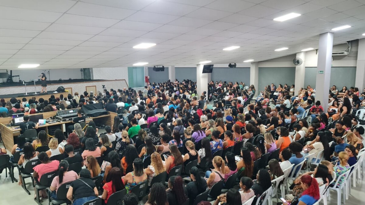 Formação para auxiliares de classe leva cerca de mil pessoas a evento em Cabo Frio
