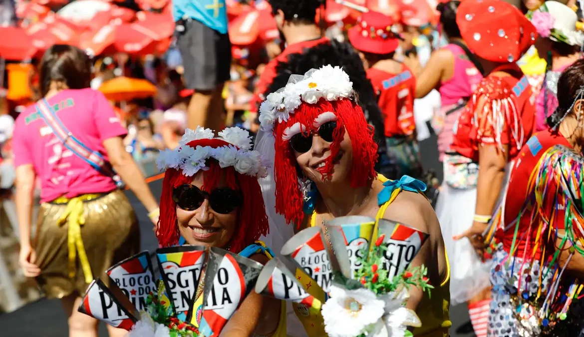 Em dia de calor forte, pelo menos 41 blocos desfilam pelas ruas do Rio