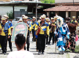 Arremate da Bandeira Estrela do Oriente, na quadra do bairro Madruga