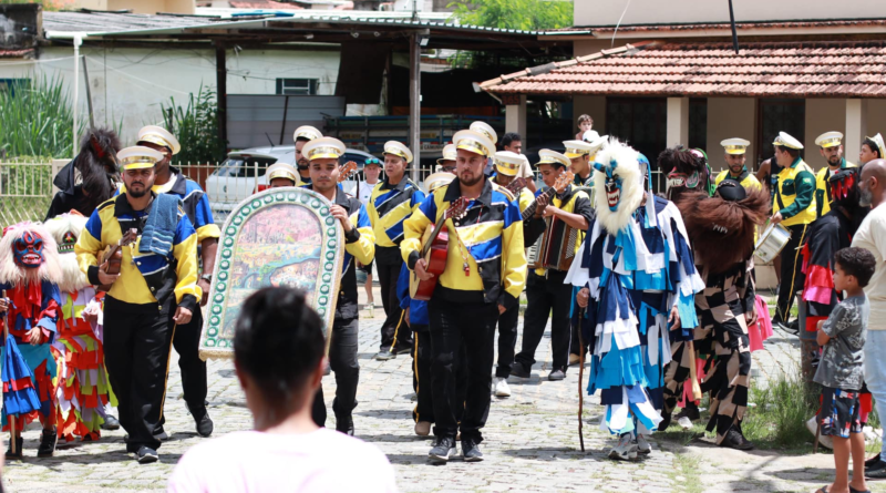 Arremate da Bandeira Estrela do Oriente, na quadra do bairro Madruga
