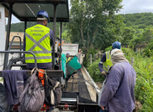 Estrada no bairro Colina recebe serviços de pavimentação em São Pedro da Aldeia