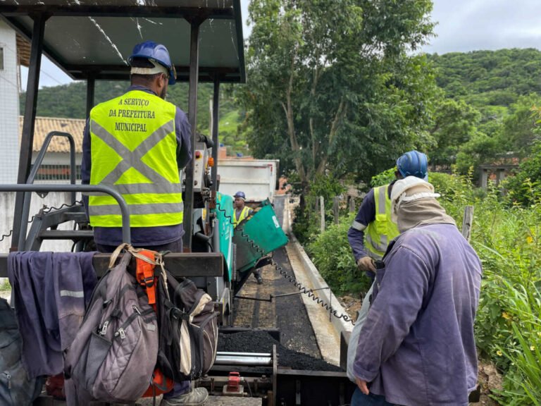 Estrada no bairro Colina recebe serviços de pavimentação em São Pedro da Aldeia