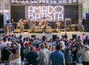 Amado Batista arrasta multidão no Buteco Costelão em Atibaia 