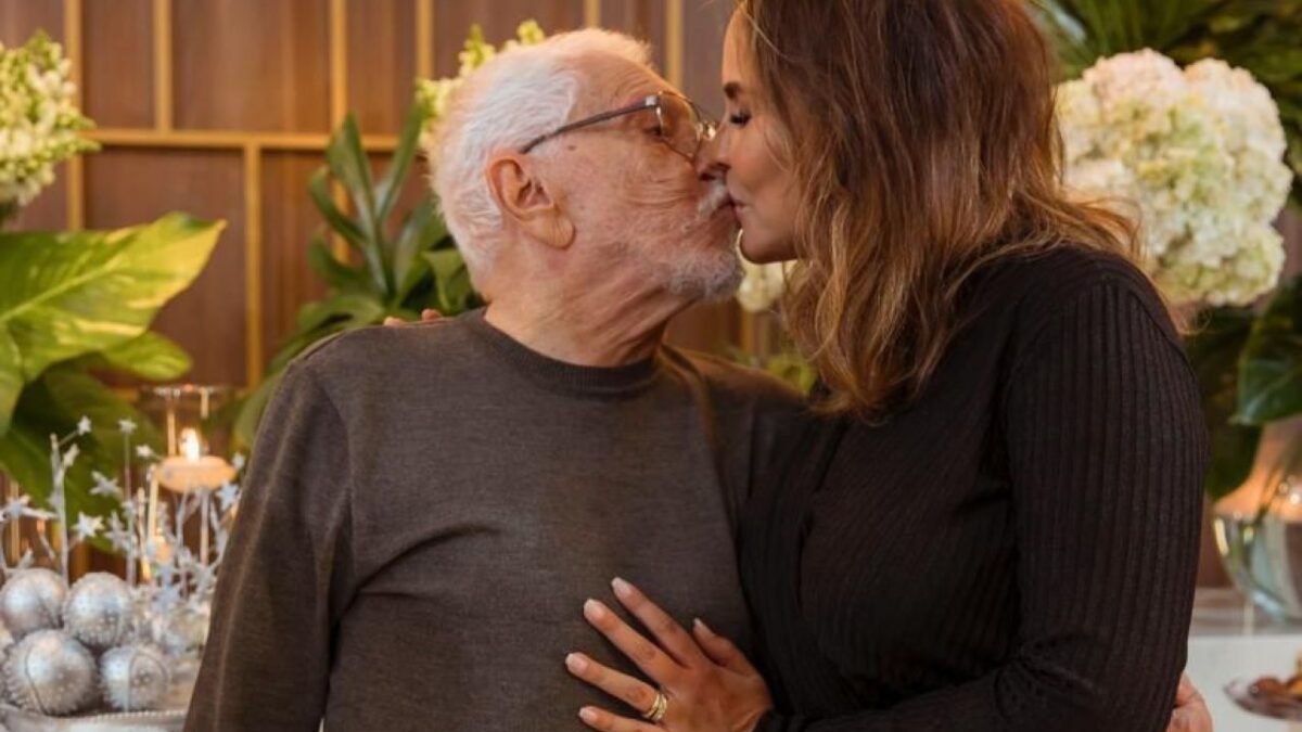 Carlos Alberto de Nóbrega comemora 88 anos e ganha beijão da esposa Dra. Renata de Nóbrega
