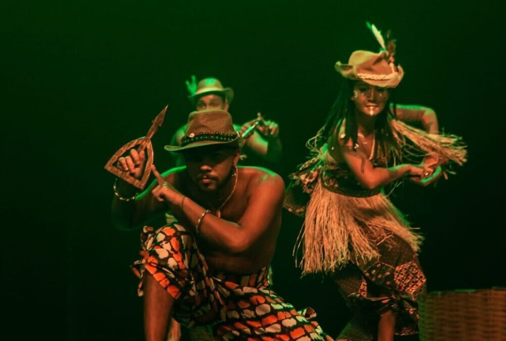 Espetáculo infantil narra a história de Oxóssi e exalta a cultura negra