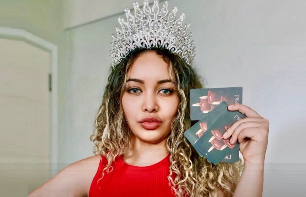 Rainha Iza é a espiritualista dedicada a espalhar luz através das redes sociais