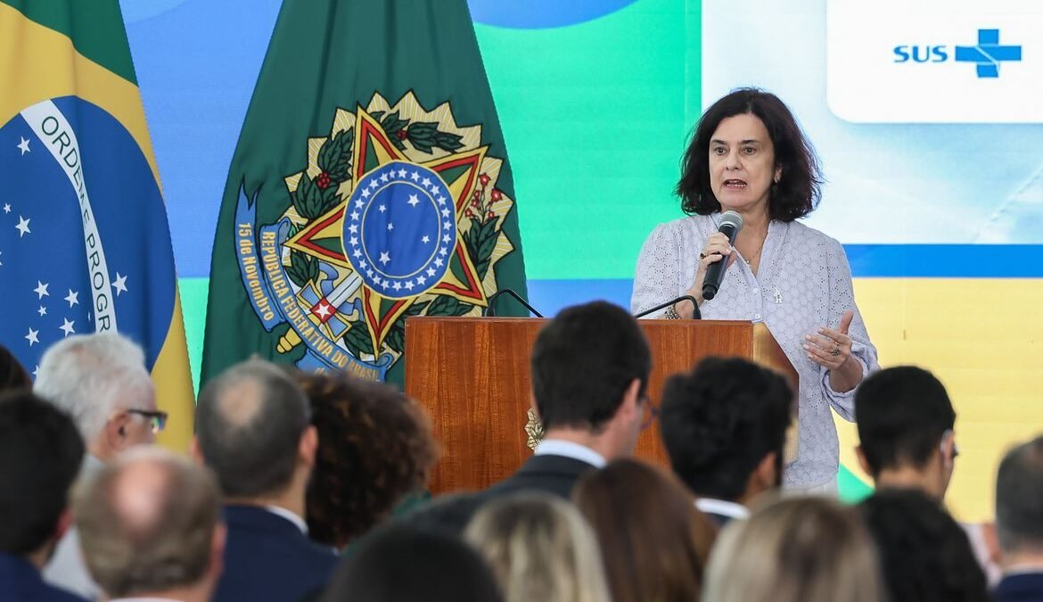 Nísia: Brasil vai ampliar oferta de doses contra a dengue em 2025