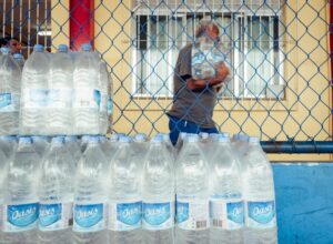 Assistência Social distribui água mineral para população de Itaipuaçu e Inoã