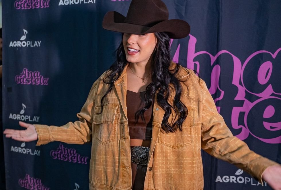 Ana Castela aposta em cinto country da Virgínia Cavalheiro durante gravação de DVD Herança Boiadeira