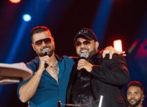 Zé Neto canta com Moysés Rico, filho de José Rico, no Ribeirão Rodeo Music 2024, em Ribeirão Preto