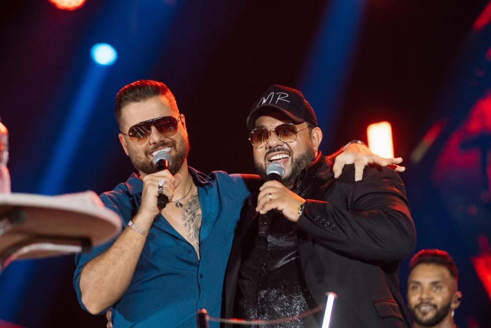 Zé Neto canta com Moysés Rico, filho de José Rico, no Ribeirão Rodeo Music 2024, em Ribeirão Preto