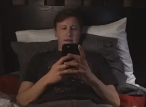 Você mexe no celular antes de dormir?
