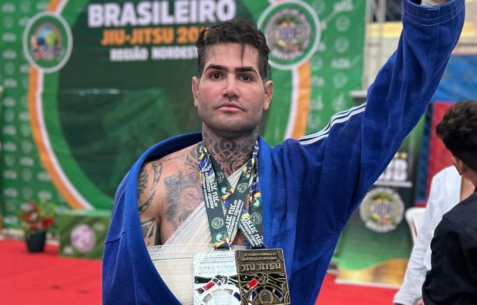 Campeão de jiujitsu Matheus Adma faz 5 lutas com o ligamento do tríceps rompido e conquista 3 medalhas em um único final de semana