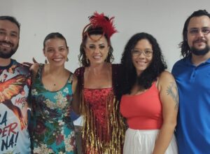 Renovada como musa, Tatiana Breia recebe a família Baderna na feijoada da União da Ilha