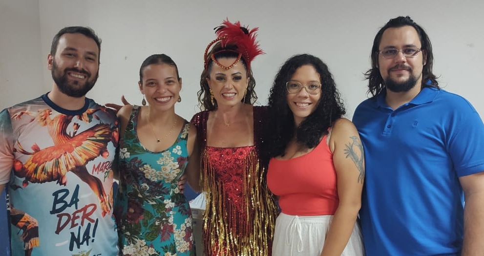 Renovada como musa, Tatiana Breia recebe a família Baderna na feijoada da União da Ilha
