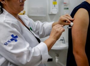 Aplicação da vacina contra a Dengue é ampliada para todas as unidades de Saúde