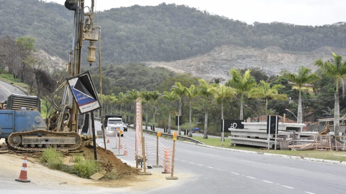 Prefeitura de Maricá constrói quarta passarela na RJ 106