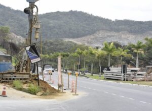 Prefeitura de Maricá constrói quarta passarela na RJ 106